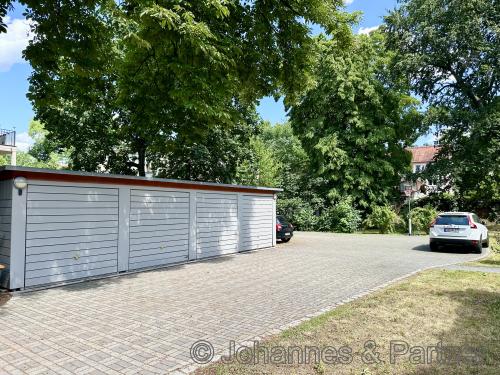 Garagen auf dem Grundstück