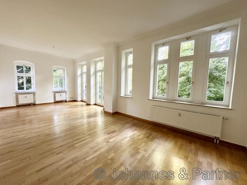 großes Wohnzimmer (kann ggf. geteilt werden)