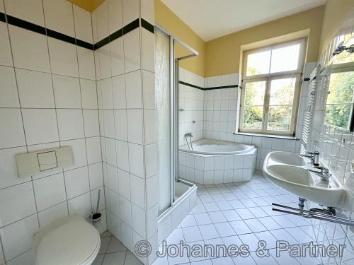 großes Bad mit Fenster