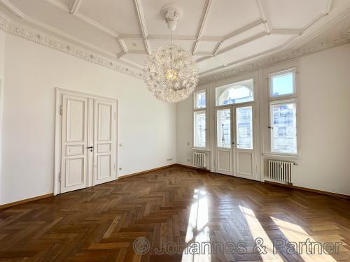 großes und sehr helles Wohnzimmer