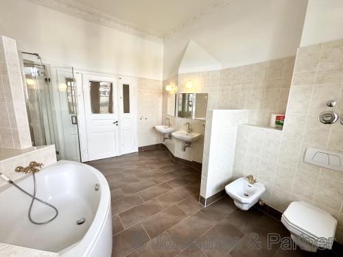 großes Badewzimmer