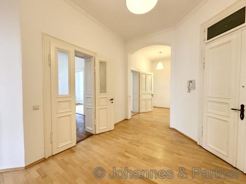 große und sehr schöne Diele