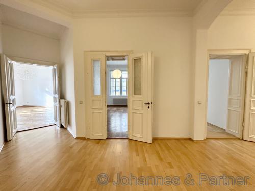 große und sehr schöne Diele