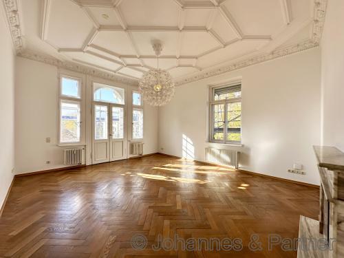 großes und sehr helles Wohnzimmer