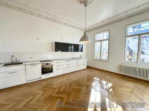 große und helle Wohnküche, auf Wunsch mit Einbauküche