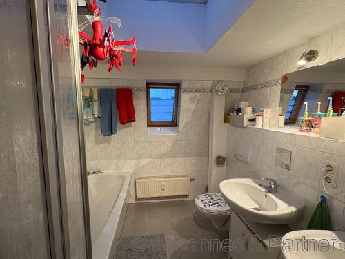 Bad mit Wanne und Dusche und Fenster