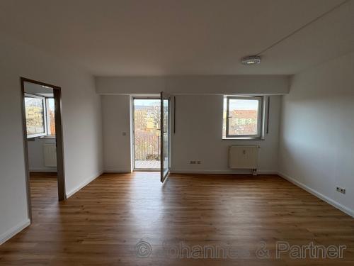 großes, helles Wohnzimmer