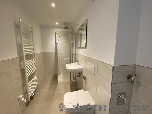 Bad mit Dusche ähnlich