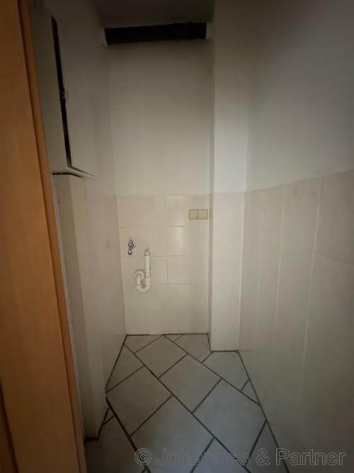 Abstellraum mit Waschmaschinenanschluss