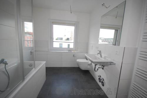 großes, helles Bad