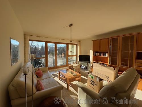 großes, helles Wohnzimmer mit Zugang zum Balkon