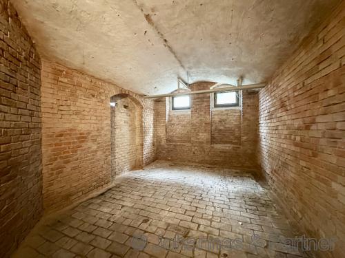 großer und verhältnismäßig trockener Keller