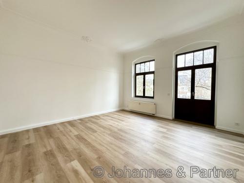 großes und helles Wohnzimmer