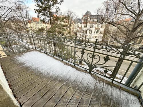 großer Balkon am Wohnzimmer