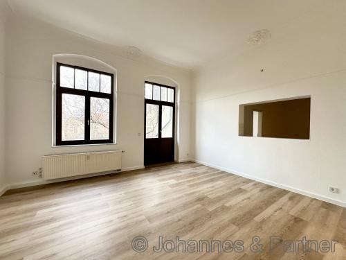 großes und helles Wohnzimmer mit Durchreiche von der Küche