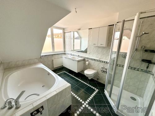 großes Bad mit Badewanne und Dusche