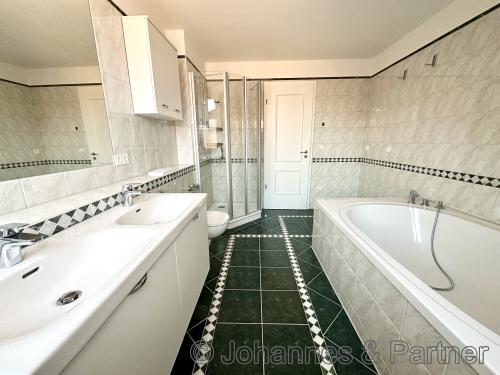 großes Bad mit Badewanne und Dusche