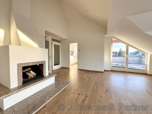 großes und helles Wohnzimmer mit Kamin