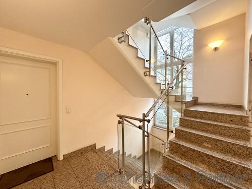 hochwertiges und gepflegtes Treppenhaus