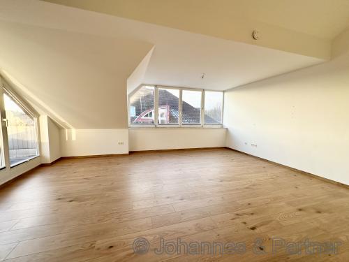 großes und sehr helles Wohnzimmer