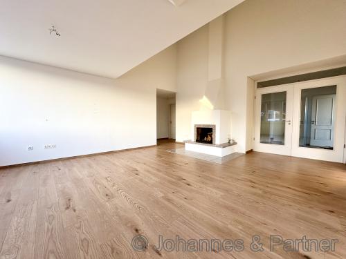 großes und helles Wohnzimmer