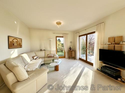 großes und sehr helles Wohnzimmer
