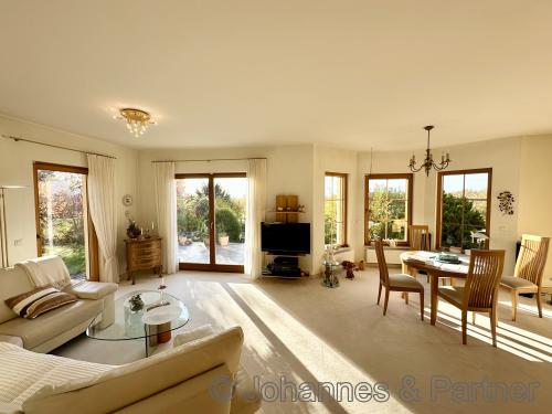 großes und sehr helles Wohnzimmer