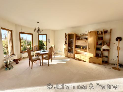 großes und sehr helles Wohnzimmer