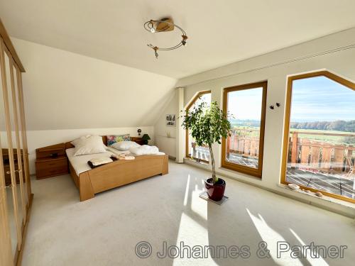 großes Schlafzimmer im Obergeschoss (könnte auch in zwei Räume geteilt werden)