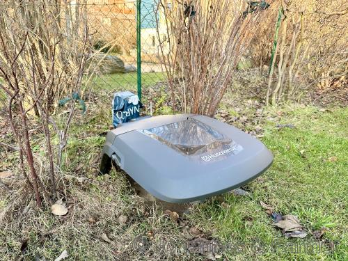 Basis im Garten für den Rasenmäherroboter
