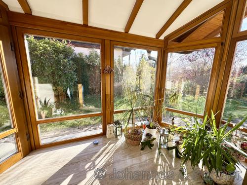 neu angebauter Eingangsbereich mit kleinem Wintergarten