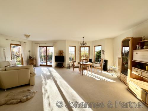 großes und sehr helles Wohnzimmer