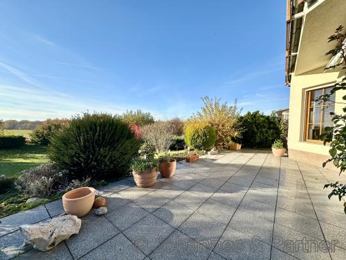 große Terrasse nach Südwesten am Wohnzimmer