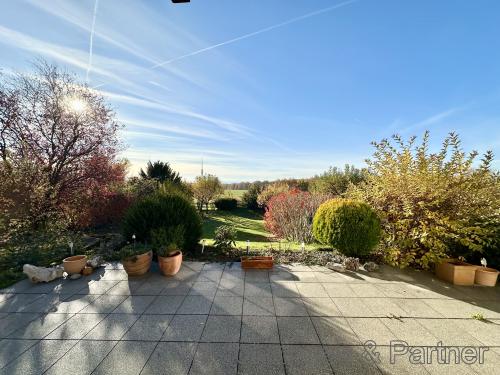große Terrasse nach Südwesten am Wohnzimmer