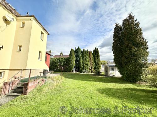 seitliche Hausansicht mit sehr schönem Garten