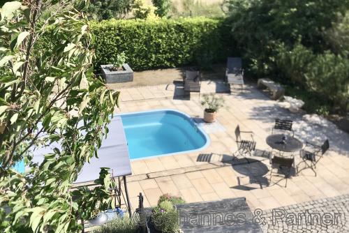 sehr schöner Pool im Garten