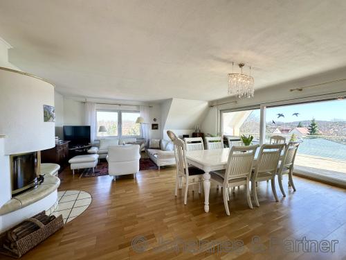 großes und sehr helles Wohnzimmer