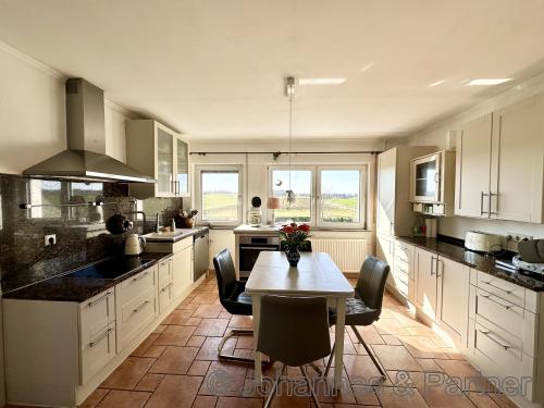 große Wohnküche mit Einbauküche