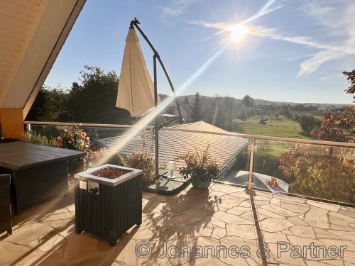 große Terrasse im Obergeschoss am Wohnzimmer