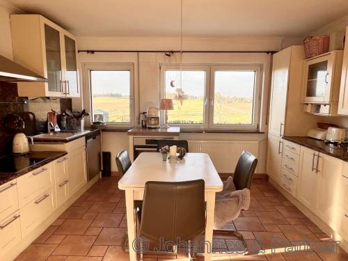 schöne Küche mit Einbauküche und herrlichem Blick