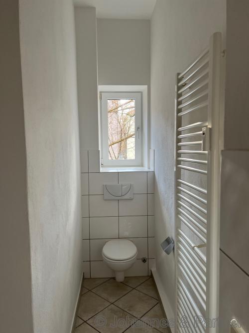 Bad mit Dusche (gespiegelt)