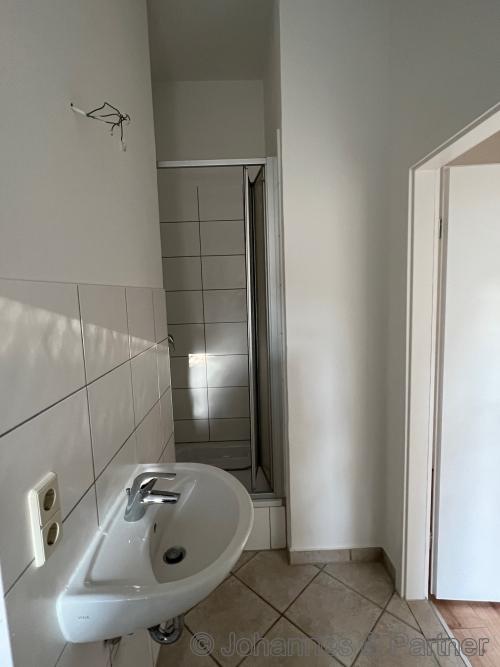 Bad mit Dusche (gespiegelt)