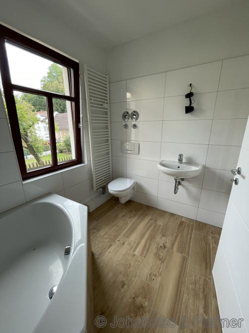 Bad mit Badewanne und Fenster