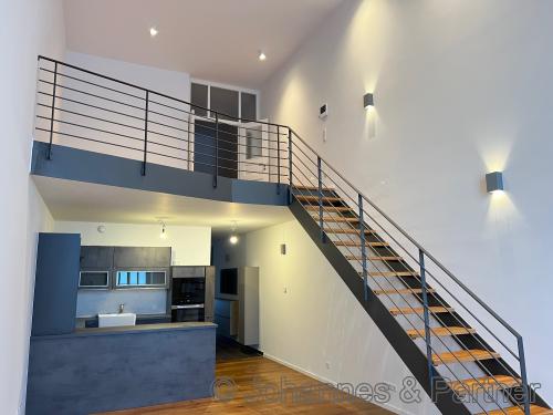 Wohnzimmer und Küche und Treppe zur Galerie
