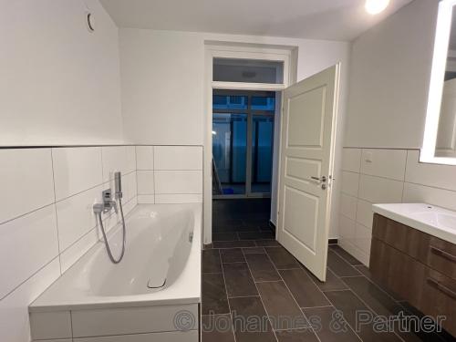 Badezimmer mit Wanne und Dusche