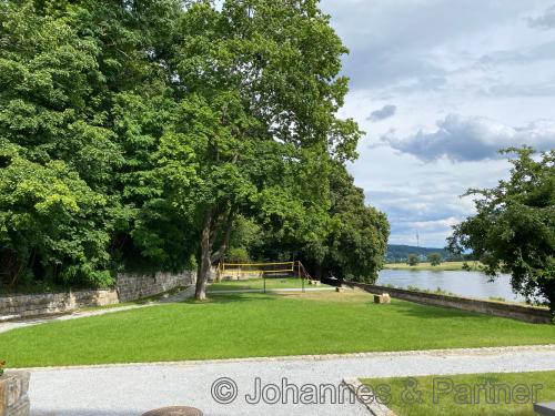 dazugehörige Parkanlage