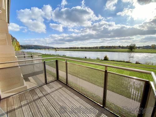 Balkon nach Süden mit herrlichem Elbblick (im Sommer)