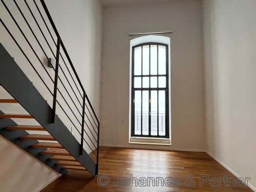 großes, helles Wohnzimmer