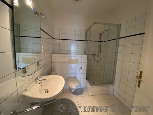 Bad mit Dusche innenliegend