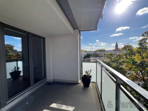 2. Balkon und Ausblick  (ähnlich - Beispielfoto aus einer baugleichen Wohnung)